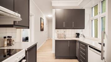 3 bedrooms Apartment (Ground floor) | Private kitchen | Fridge, oven, stovetop, coffee/tea maker