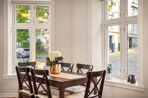 Leilighet, 3 soverom | Spiseområde på rommet