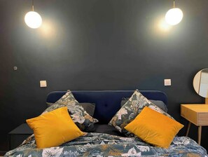 2 chambres, bureau, fer et planche à repasser