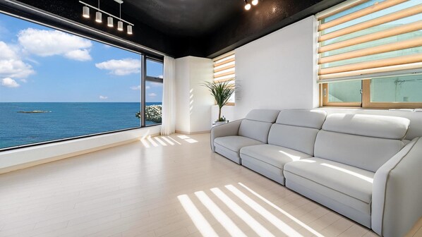 Basic Room, 3 Bedrooms (2cheung sapaieo(osyeonbyu)) | 1 bedroom, free WiFi - Goseong Leumeleu63 Pension (Goseong)