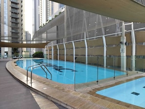 Une piscine intérieure offrant une vue dégagée sur les immeubles environnants.