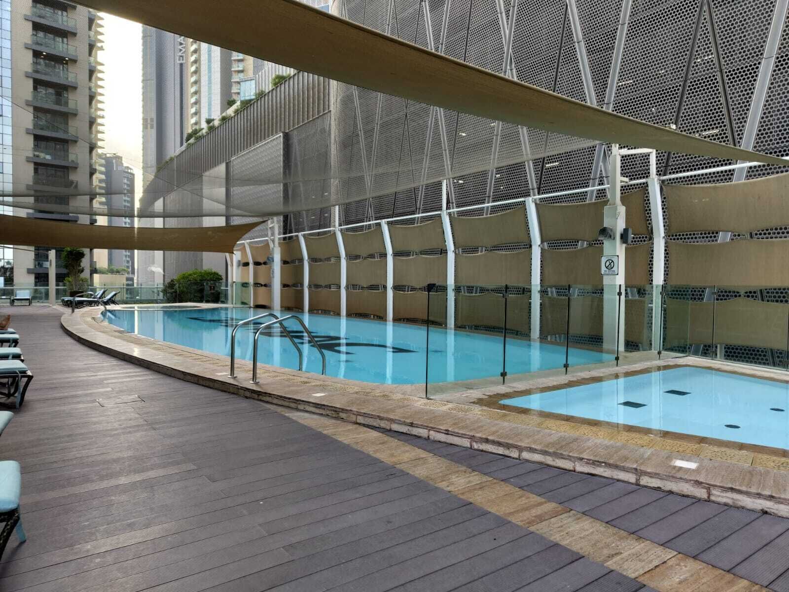 สระว่ายน้ำกลางแจ้ง