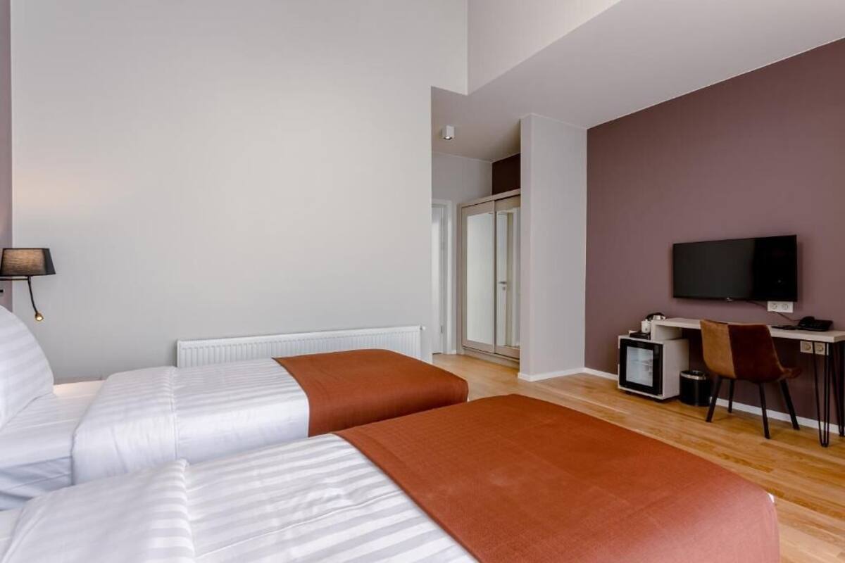 Minibar, sistema de insonorización, wifi gratis y ropa de cama