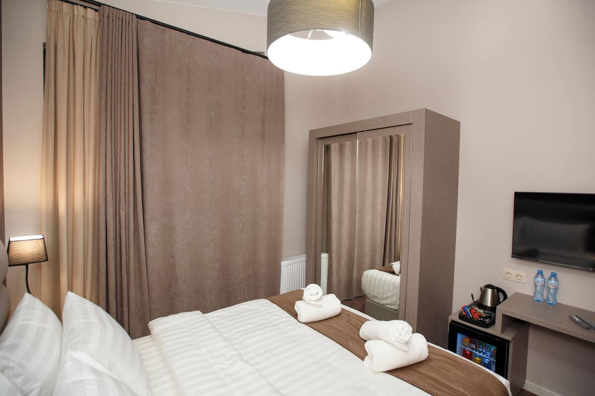 Economy Double Room | Minibar, soundproofing, WiFi (free), bed sheets