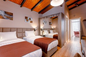 Family Room with Terrace | Minibar, schallisolierte Zimmer, kostenloses WLAN, Bettwäsche