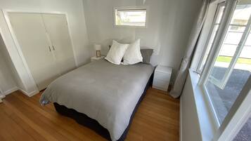 3 bedrooms, desk, iron/ironing board, free WiFi