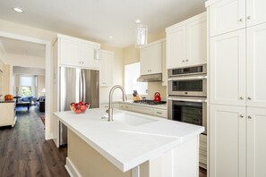 Fridge, dishwasher, coffee/tea maker, toaster - Five O'clock Somewhere - Pacific Grove House - The Ultimate Vacation Destination (Pacific Grove)