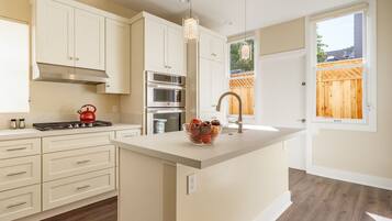 Kühlschrank, Geschirrspüler, Wasserkocher mit Kaffee-/Teezubehör