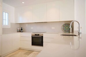 Fridge, oven, stovetop, dishwasher