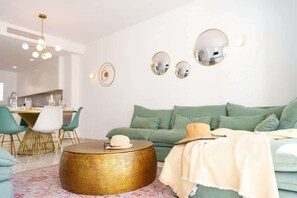 TV, offices - Casa Rosario  ·  Beautiful terraced house, right by the beach & next to Marbella (Marbella)