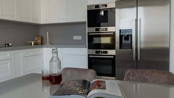 Een koelkast, een magnetron, een oven, een kookplaat