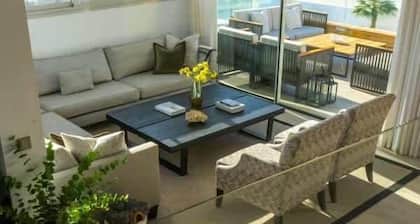 Villa Palm Beach, 5 bedroom villa with sea views and private pool