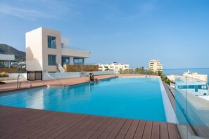 Una piscina con borde infinito