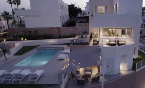 An infinity pool - Villa Palm Beach, 5 bedroom villa with sea views and private pool (Fuengirola)
