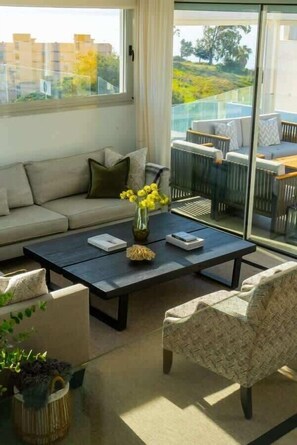 Een televisie en een stereo