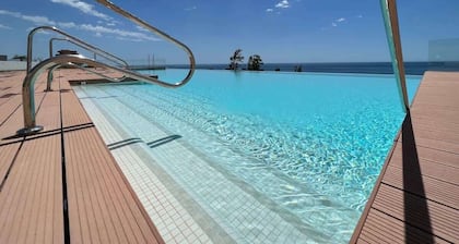 Villa Palm Beach, 5 bedroom villa with sea views and private pool