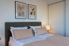 5 bedrooms, iron/ironing board, WiFi, bed sheets