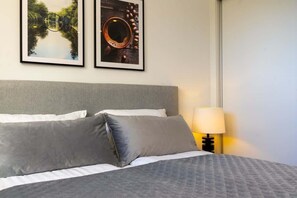 5 bedrooms, iron/ironing board, WiFi, bed sheets