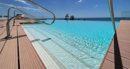 Villa Palm Beach, 5 bedroom villa with sea views and private pool