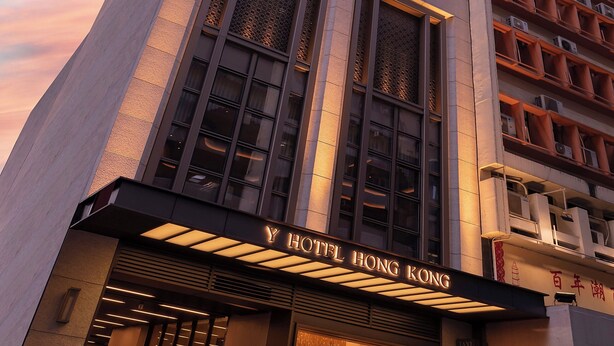 Un moderno edificio de hotel con un letrero llamativo que dice "HOTEL HONG KONG".