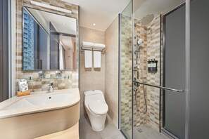 Suihku, ilmaiset hygieniatuotteet, hiustenkuivaaja, tohvelit