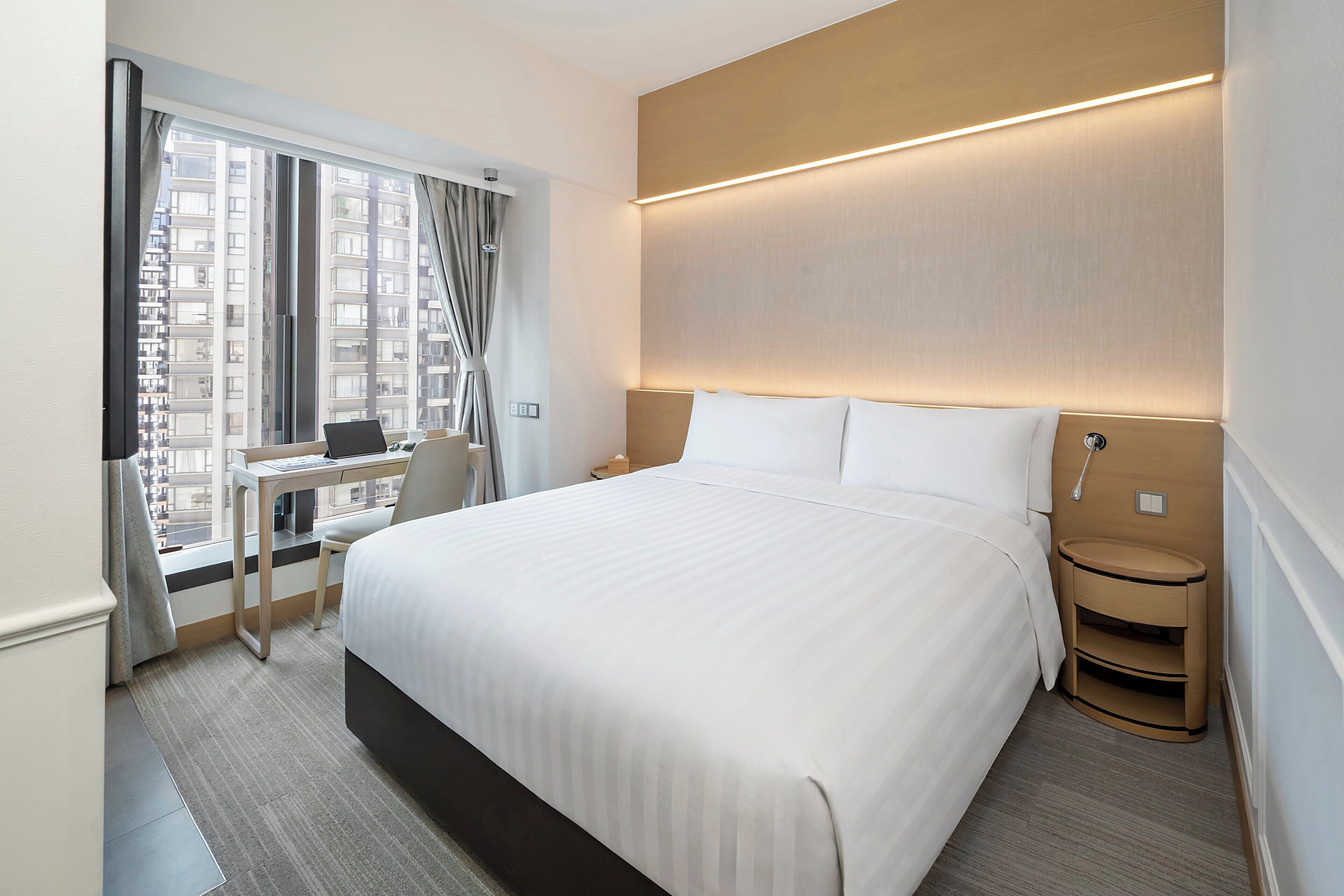 Zimmersafe, Schreibtisch, Verdunkelungsvorhänge, Bügeleisen/Bügelbrett