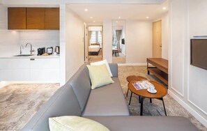 セーフティボックス (室内)、デスク、遮光カーテン、アイロン / アイロン台