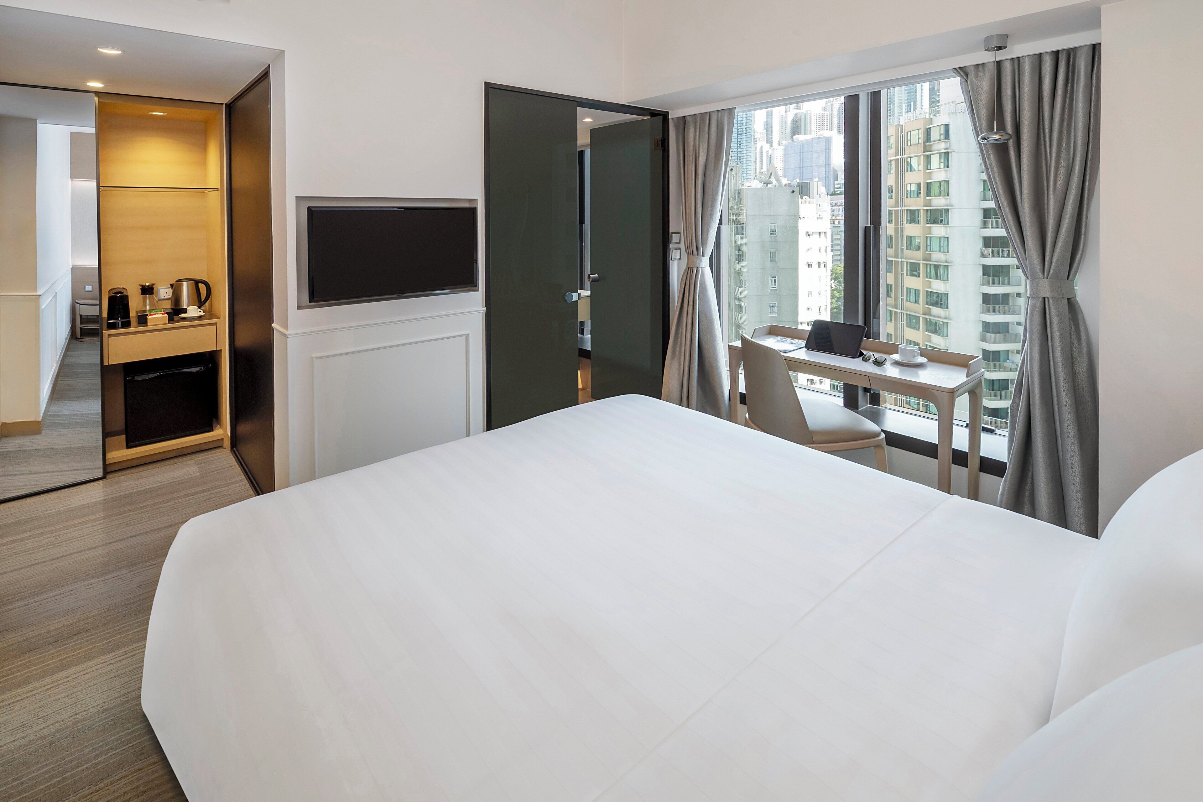 Una cassaforte in camera, una scrivania, tende oscuranti