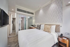 Caja de seguridad en la habitación, escritorio y cortinas blackout