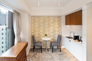 セーフティボックス (室内)、デスク、遮光カーテン、アイロン / アイロン台