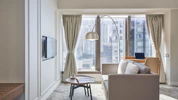 Suite, 1 habitación | Zona de estar | Televisión de pantalla plana de 32 pulgadas con canales por satélite