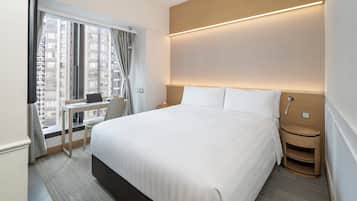 خزنة داخل الغرفة ومكتب وستائر تعتيم ومكواة/لوح كي