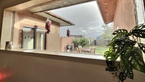 A room with a window overlooking a backyard. - Sweet Adobe Convenient to Taos and Taos Ski Valley (Taos)