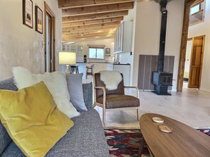 Smart TV, fireplace, stereo - Sweet Mountain View Arroyo Seco Home with Hot Tub (Arroyo Seco)