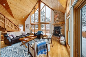 Smart TV, chimenea y libros 