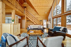 Smart TV, chimenea y libros 