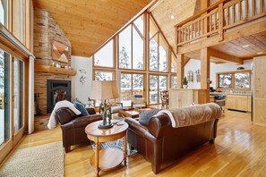 Smart TV, chimenea y libros 
