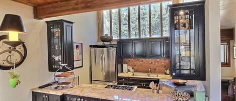 Køleskab, mikrobølgeovn, ovn, kogeplade