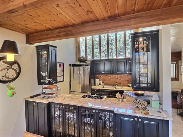 Kylskåp, mikrovågsugn, ugn och spishäll