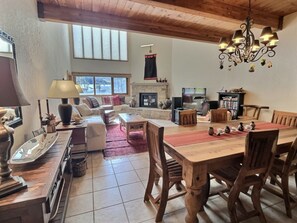 Smart TV, fireplace - Gorgeous Designer Condo with TSV Boot Locker, Walk (Taos Ski Valley)