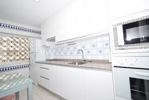 Fridge, microwave, oven, coffee/tea maker