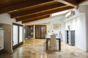 32-inch Smart TV with cable channels, TV, Netflix