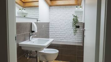 QUADRUPLE DELUXE ROOM | Bathroom