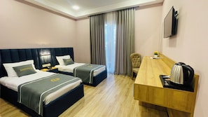 Twin Room | Desk, free WiFi, bed sheets
