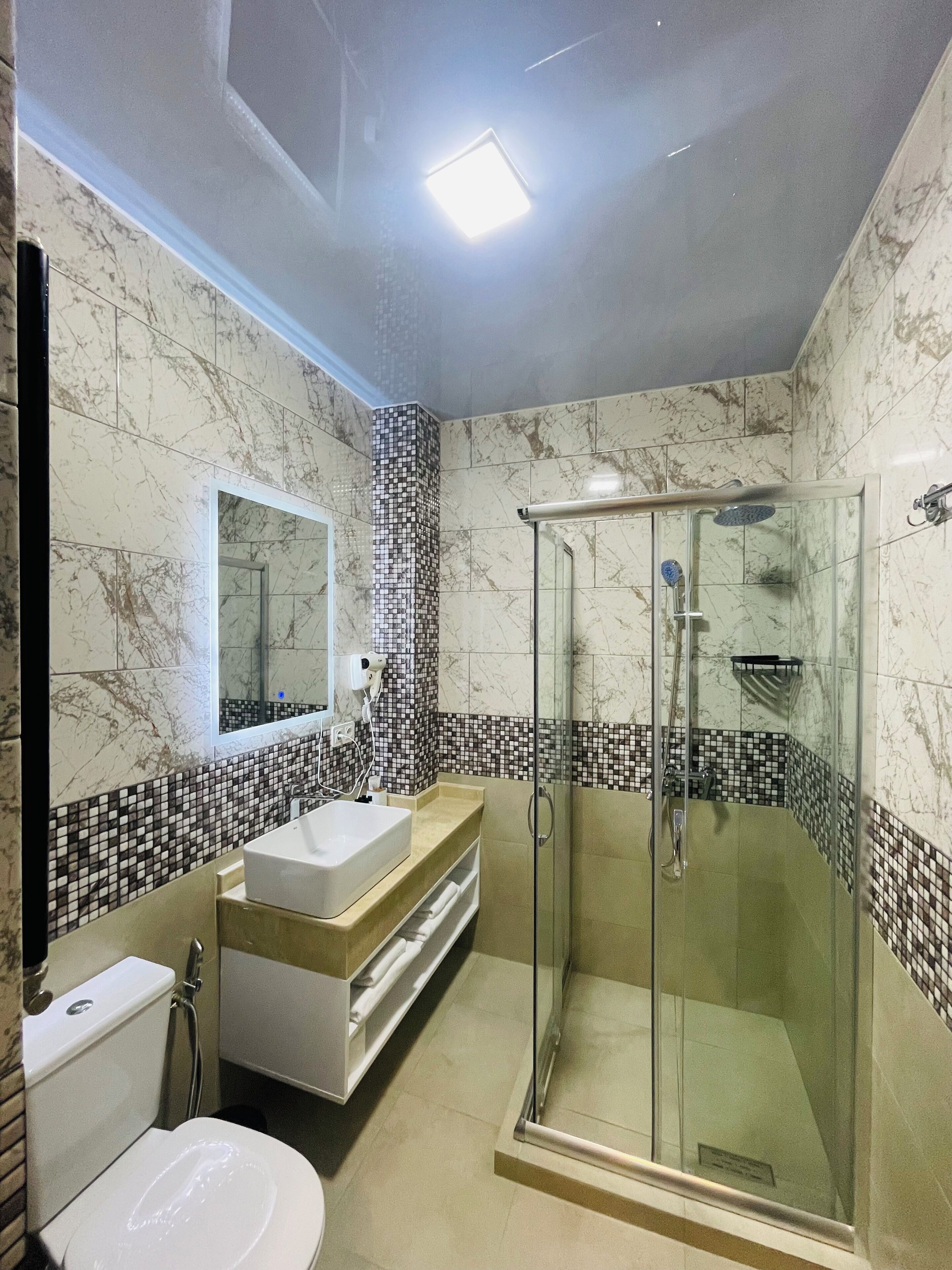 Dusch, hårtork, badrock och tofflor