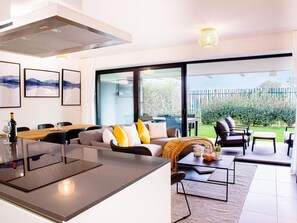 Een televisie en een open haard