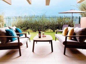Terrace/patio - Luxurious Oasis with Pool, Jacuzzi, Gym & Spa Near Marbella (Estepona)
