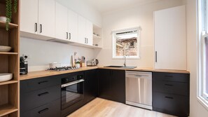 Refrigerador, microondas, lavavajillas y cafetera y tetera