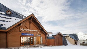A wooden building with a sign reading "Pierre & Vacances" and "Les Temples du Soleil" reception. - Modern apartment for 6 ski-in/ski-out in Val Thorens (Val Thorens)