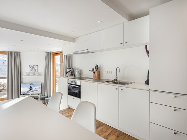 冷蔵庫、電子レンジ、オーブン、コンロ